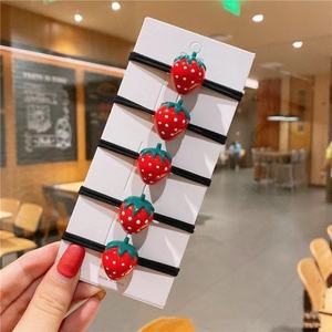 Coletero de fresa trenzado de resina plástica con diseño de fruta de dibujos animados, tocado informal de colores variados, hecho en China - Product Image 1