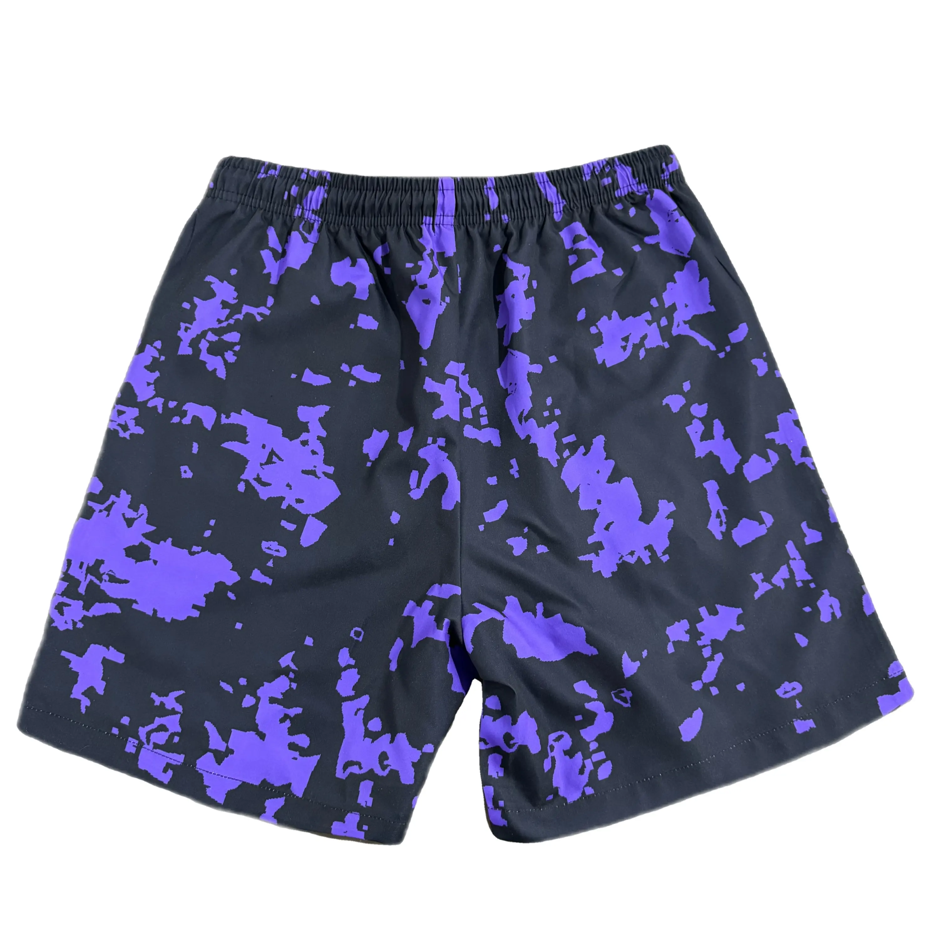 In summer, men's shorts are worn with thin sporty and trendy quick-drying beach pants