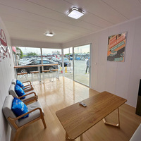 Station de repos pour conducteurs de conteneurs préfabriquée, structure en acier jaune moderne, entièrement meublée, avec porte coulissante en verre, espace lounge pour camions