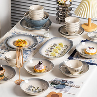 Service de table en céramique bleu floral peint à la main, style crème, avec bord festonné, idéal pour la restauration à la française et les cadeaux