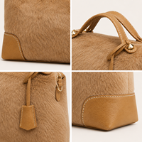 Sac Bowling Peluche pour Femme Texture Poilue Garniture Cuir Satchel Bandoulière Compact Style Street Hiver Carryall