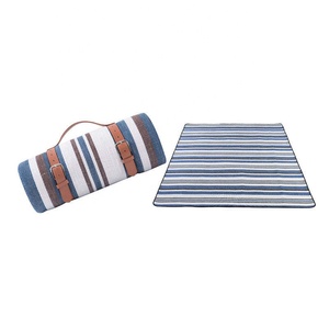 Meilleure vente : Tapis de pique-nique extra large, léger, imperméable, personnalisé avec poignées - Product Image 2
