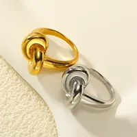 Glänzender Polierter Gedrehter Knoten Mode Edelstahlring, Wasserdichter Minimalistischer Statement-Fingerring für Frauen