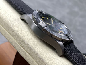 Montre de plongée sportive haut de gamme personnalisée unisexe 43 mm avec saphir jaune, étanche, aiguilles lumineuses, bracelet en acier inoxydable, édition limitée - Product Image 4