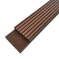 Plancher de terrasse extérieur contemporain en WPC creux - Antidérapant, imperméable, à emboîtement, grain de bois lisse brossé, bords carrés, écologique