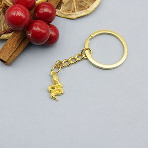 Porte-clés Serpent Bouclé avec Pendentif en Alliage Texturé pour Cadeaux aux Amateurs de Reptiles - Product Image 3