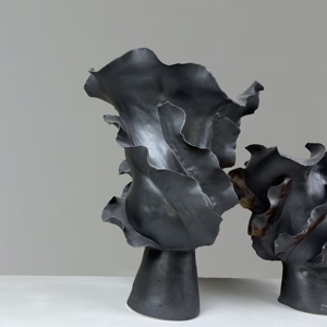 Juego de Jarrones de Cerámica Negros Tropicales para Flores, Jarrón Grande de Forma Irregular Inspirado en el Diseño Tropical para Decoración del Hogar - Product Image 1