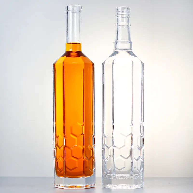 Hexagonal mel decorado vidro gin rum vinho garrafa com favo de mel design padrão vidro vinho garrafa com rolha de cortiça