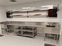 Table de travail professionnelle sur mesure pour cuisine de restaurant, en acier inoxydable de qualité alimentaire, avec évier intégré pour la préparation du poisson
