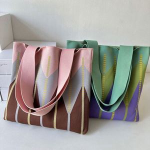 Sac à bandoulière tricoté grande capacité style forêt avec empiècements ondulés pour femme – Sac à main tricoté tendance pour l'hiver - Product Image 2