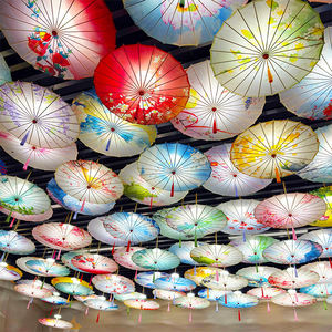 Parapluies en papier chinois personnalisés avec côtes de bambou pour mariage peinture à l'huile à la main conception ouverture manuelle cadeau de voyage moderne - Product Image 4