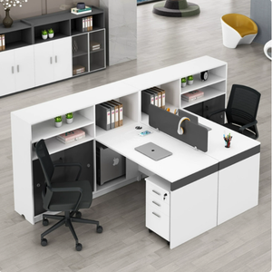 Espacios de Trabajo Modernos para 4-6 Personas: Escritorios Financieros y Escritorios con Separadores para Empleados Configurados con Estaciones de Trabajo Modulares Sencillas - Product Image 1