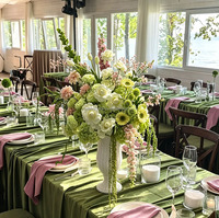 Boules florales bordeaux et vertes à fleurs de rose rouge foncé, idéales pour la décoration de centre de table de mariage luxueux