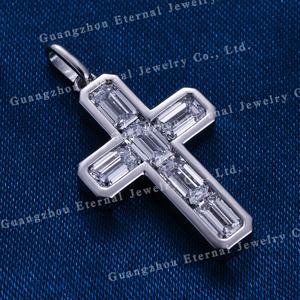 Ciondolo a Croce Personalizzato con Diamante Moissanite VVS Taglio Smeraldo in Argento S925, Oro Massiccio 9k 10k 14k 18k, Stile Neo-Gotico con Diamanti Incastonati - Product Image 2