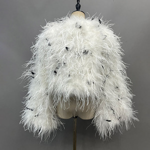 <span class=keywords><strong>Veste</strong></span> luxueuse en plumes d'autruche véritables - Manteau court en plumes blanches et noires pour mariages et soirées élégantes - Product Image 3