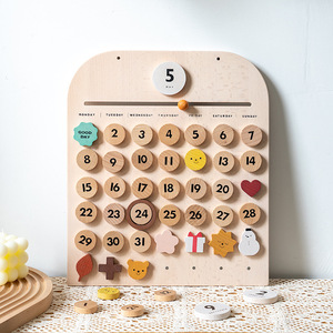Calendrier magnétique en bois pour enfants, jouet éducatif, planificateur mensuel, apprentissage cognitif pour les enfants - Product Image 1