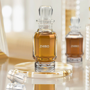 Flacon de <span class=keywords><strong>parfum</strong></span> de luxe Crystal Palace avec bouchon couronne et base hexagonale, idéal pour les parfums de haute qualité et les boiseries précieuses. - Product Image 2