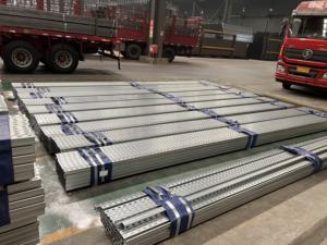 Pezzo di connessione ad angolo retto in acciaio zincato a forma di C staffa fotovoltaica a tre fori a quattro fori con limite sismico a cinque fori - Product Image 6