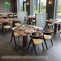 Ensemble de table et de chaises de salle à manger d'extérieur en aluminium moderne de luxe, mobilier de restaurant commercial imperméable pour hôtel, complexe hôtelier, villa