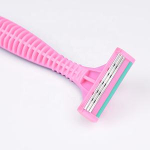 Paquete <span class=keywords><strong>de</strong></span> 3 Maquinillas <span class=keywords><strong>de</strong></span> Afeitar Desechables Clásicas <span class=keywords><strong>de</strong></span> 3 Hojas <span class=keywords><strong>para</strong></span> Mujer, Depilación con Tira Hidratante <span class=keywords><strong>de</strong></span> Aloe - Product Image 3