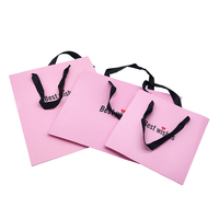 Estampage à chaud personnalisé luxe cadeau sac en papier Mini vêtements pour la fête de noël rose blanc ruban Boutique Shopping Art stratification