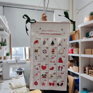 Calendario dell'Avvento Natalizio Personalizzato con Monogramma, 24 Tasche, Organizzatore da Parete per il Conto alla Rovescia delle Festività - Product Image 5