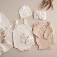 Ensemble de luxe personnalisé neutre pour l'annonce de la naissance : Body, barboteuse festonnée, cardigan tricoté, bonnet et couverture pour bébé