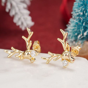 Boucles d'oreilles clous rennes de Noël pour femmes, design festif et charmant, accessoires d'hiver - Product Image 5