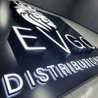 Enseignes personnalisées pour entreprises : Panneau lumineux extérieur grand format en acrylique blanc avec lettres canal LED 3D éclairées