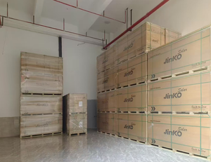 Panel Solar Jinko Tipo N TUV de 605W 610W Hi Mo 7 Bifacial de Doble Vidrio, Módulo Solar de 620W 625W 630W con Celdas Divididas para Viviendas - Product Image 5