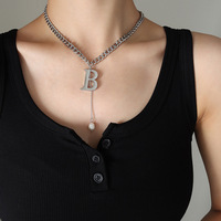 Collier pendentif tendance en acier inoxydable avec chaîne cubaine épaisse, initiale lettre B et perle tombante