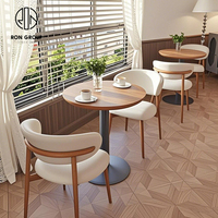 Ensemble de meubles de restaurant et de café Ron Group, table carrée en bois massif et chaise en tissu cuir pour hôtel commercial