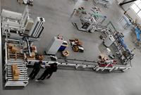 Emballageur de caisses, robot palettiseur ABB KUKA Kawasaki, ligne de convoyeurs
