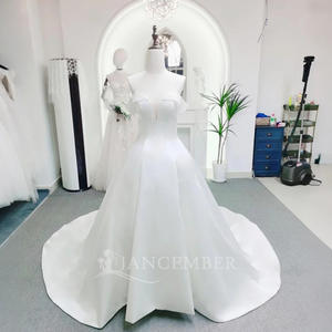 Robe de mariée élégante et moderne AM02 en satin, ornée de sequins, de fleurs, de dentelle longue et d'applications de cristaux pour femme - Product Image 3