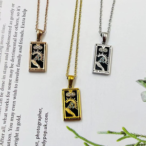 Collar con Colgante de Carta del Tarot en Acero Inoxidable con Baño de Oro PVD de 18K y Esmalte |   Impermeable, Hipoalergénico y Duradero |   Joyería Espiritual para Mujer - Product Image 4