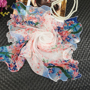 Pañuelo Cuadrado de Chifón con Estampado de Rosas y Protección Solar para Mujer - Product Image 1