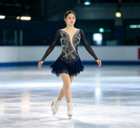 Robe de patinage artistique bleu marine foncé à manches longues, col en V profond, dos ouvert, jupe en maille ornée de strass pour filles et adultes, compétition et performance