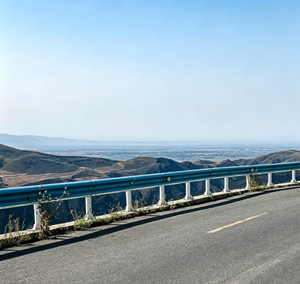 Barrera de seguridad de acero tipo W para proyectos de construcción de carreteras en Dubái, Catar y Arabia Saudita - Product Image 2