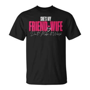 Camiseta con cita divertida para parejas, regalo para parejas, ella es mi amiga y esposa - Product Image 1