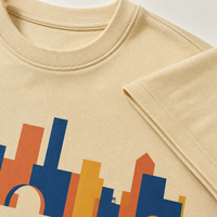 Kaos Pria Katun Beige Kustom dengan Cetakan Transfer Panas Abstrak City Rhythm