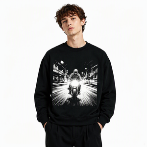 Moletom Oversized Preto Bordado com Estampa Monocromática de Motociclista Urbano, Pulôver Gráfico Estilo Streetwear para Ciclistas, Poliéster e Algodão - Product Image 1