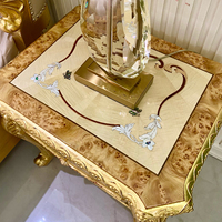 Table de chevet en chêne de style rococo français avec incrustations florales et bois sculpté doré