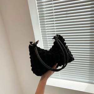 I-0191 Bolso de Mano de Moda con Burbujas y Diseño de Nube, Bolso de Hombro Acolchado para Mujer, Bolso Cruzado con Asa Única de 6 Pulgadas - Product Image 3