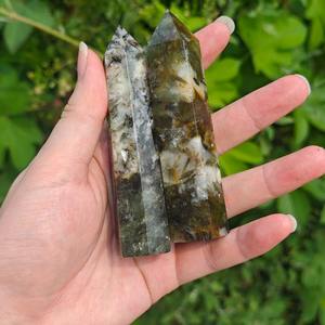 หินไมก้าสีเขียวธรรมชาติทรงหอคอย คริสตัลขัดเงา งานฝีมือประดับตกแต่งบ้าน สำนักงาน ของขวัญสะสม - Product Image 2