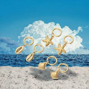 Boucles d'oreilles créoles tendance et simples en acier inoxydable plaqué or PVD 18K, série Coquillage Marin, avec pampilles coquillage et étoile de mer - Product Image 6