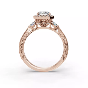 Anillo de Compromiso de Oro Rosa de 14K con Diamante Cultivado en Laboratorio con Corte Esmeralda, Detalles Intrincados de Filigrana y Piedra Lateral, Elegante Joyería con Halo - Product Image 4