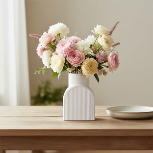 Vase en plastique à base arquée et nervurée pour la décoration de la maison - Product Image 1