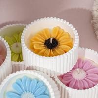Originele luxe woondecoratie Valentijnsdag cadeau Moederdag Vrouwendag Bloemenvormige geurkaars in gipsen houder met sojawas