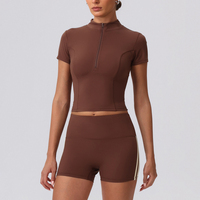 Ensemble de vêtements de sport pour femmes, haut court à manches courtes et col montant, et short moulant taille haute