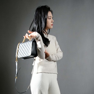 Cardigan élégant en cachemire 100% pour femmes de bureau doux comme la <span class=keywords><strong>brume</strong></span> matinale et élégant sans effort avec logo sur le devant - Product Image 2